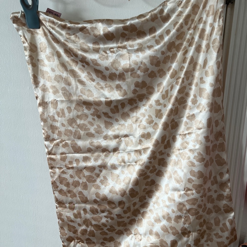 Kitsch satin leopard standard size pillowcase